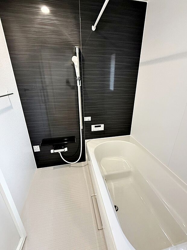 【浴室】 防水性や保温性に優れたシステムバスルーム!洗い場と脱衣所の段差が少なくバリアフリー