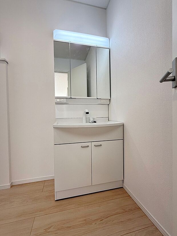 【洗面台】 洗面台の三面鏡の裏には収納があるので、見られたくないものの収納に便利