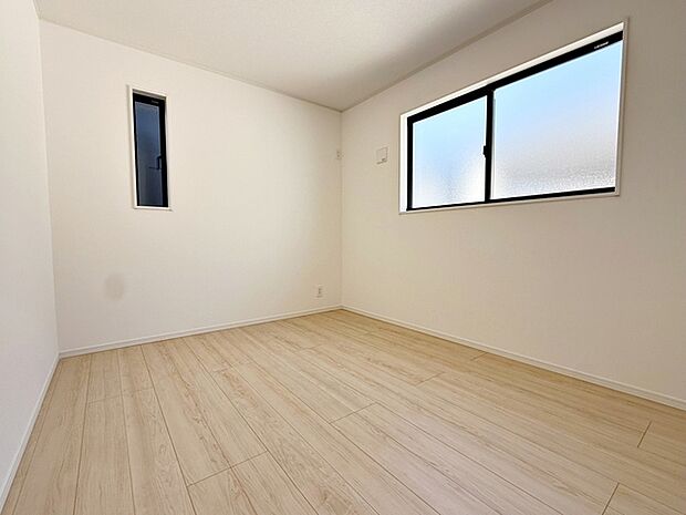 【洋室5.5帖】 2面採光で、晴れの日の日中はいつも明るい室内に。窓を開放すれば気持ちの良い風が入ります。