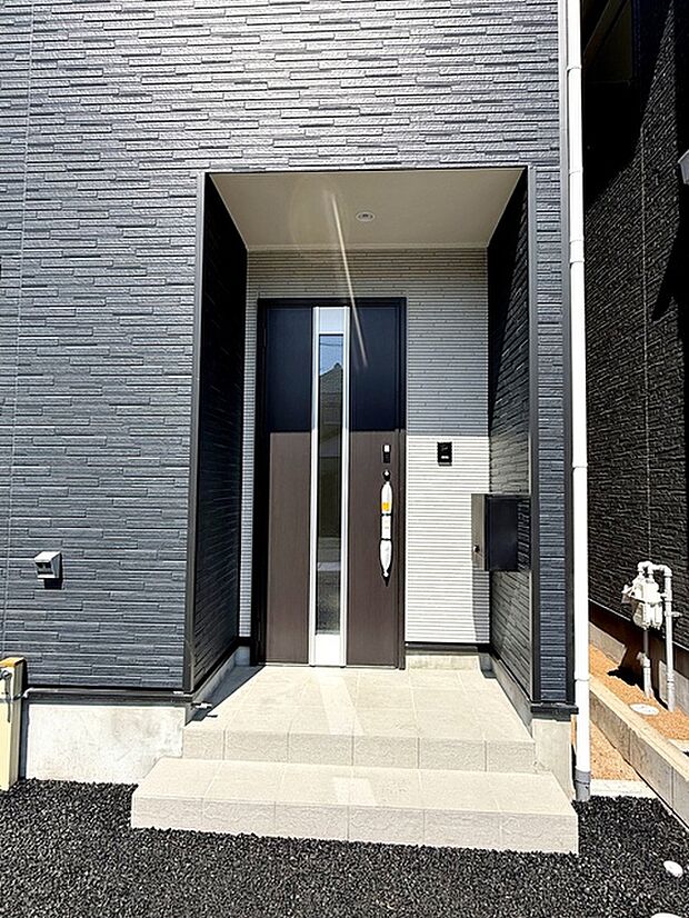 【玄関】 お洒落な玄関ポーチがご家族のお帰りを明るくお迎えしてくれます。