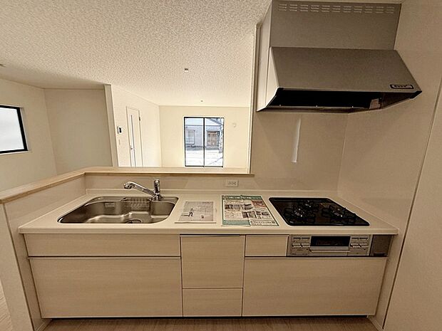 【キッチン】 小さなお子様にも目が届く、使い勝手の良い対面キッチンで楽しくお料理ができます！ 