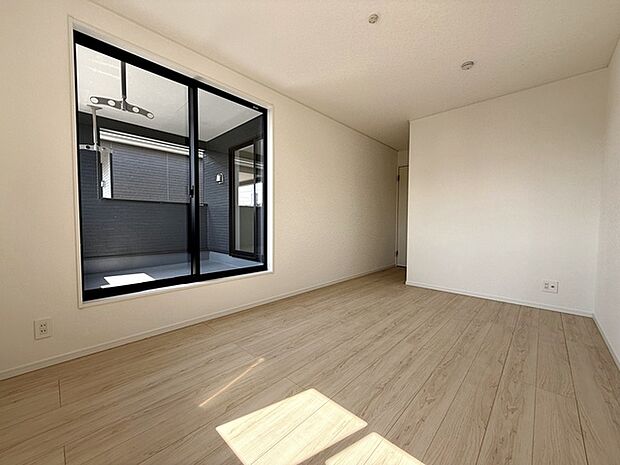 【洋室7.5帖】 二面採光で明るく、風通しも良好です。ご夫婦のくつろぎの場所として最適です!