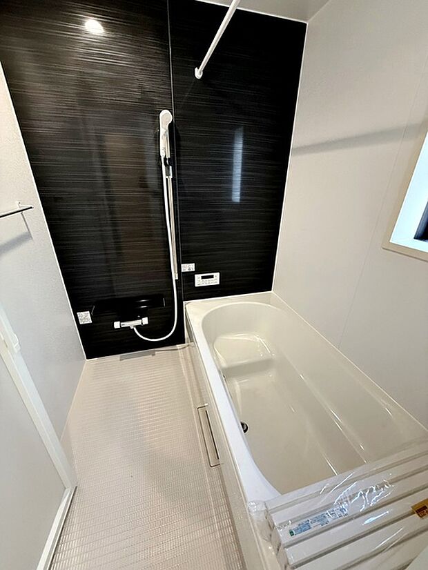 【浴室】 ゆったりと入れる1坪タイプのお風呂が魅力!便利な追い炊き機能付きです!