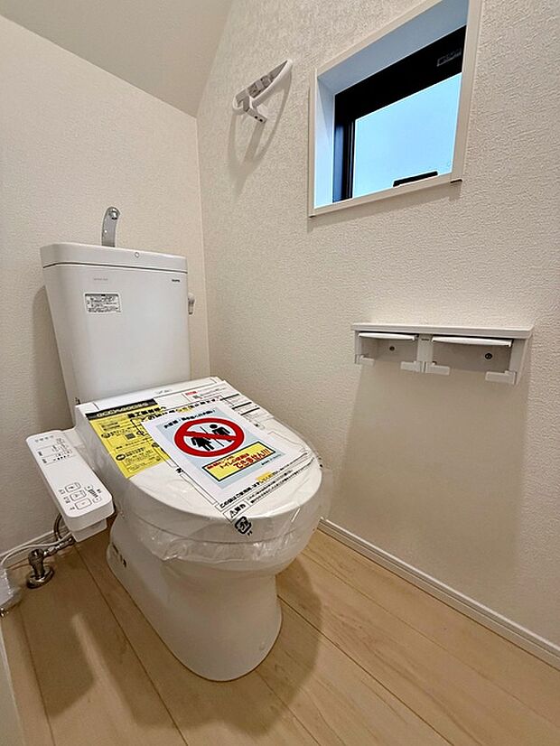 【1階トイレ】 各フロア1カ所ずつシャワー機能付トイレを設置しており、忙しい朝の混雑も解消!
