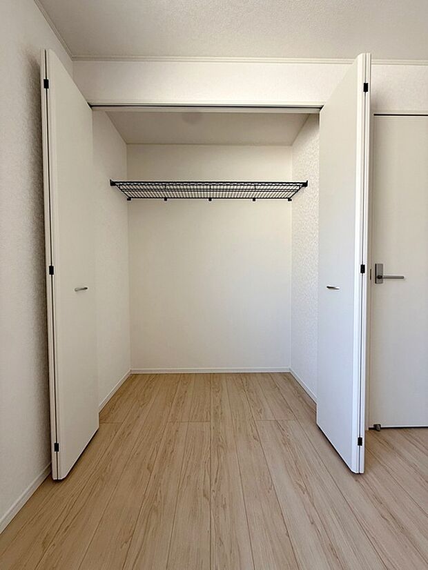 【クローゼット】 壁面クローゼットがあればタンスを置く必要がなく、出っ張りのないスッキリ空間を維持できます。  