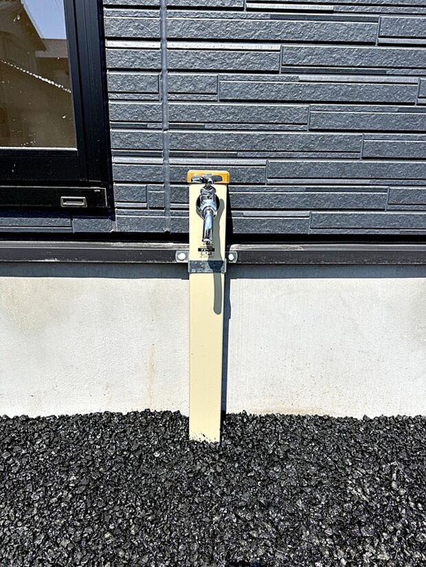 玄関横には立水栓が設置されています！お庭の水撒き、洗車、お掃除、お子様の水遊びなど便利です！ 