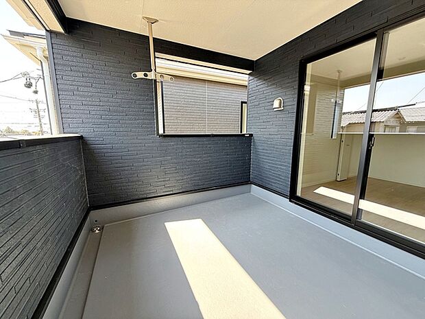 【バルコニー】 2部屋からアクセス可能なインナーバルコニー。急な雨の日の洗濯物も安心です!天気の良い日は、ご家族の洗濯物・お布団をまとめて干せます