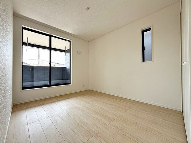 【洋室5.7帖】 バルコニーに面した洋室は視覚的にも広がりがでる開放的な空間になります。