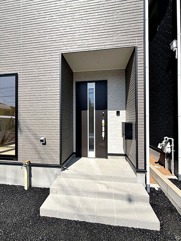 【玄関】 雨の日の出入りも濡れにくい玄関ポーチ