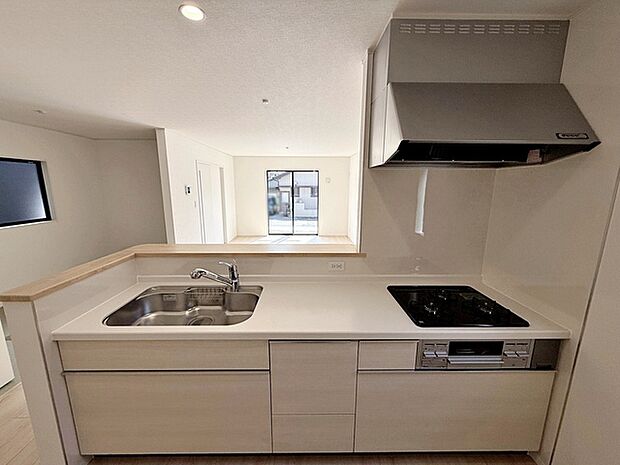 【キッチン】 対面式で、キッチンで作業しながらお子様を安心して見守れます。 