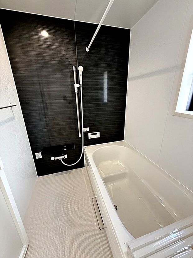 【浴室】 防水性や保温性に優れたシステムバスルーム！洗い場と脱衣所の段差が少なくバリアフリー 