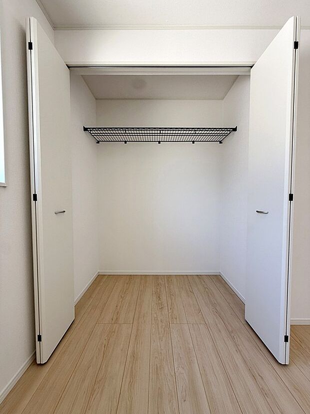 【クローゼット】 全居室に収納が完備されています。衣類や雑貨、子供のおもちゃまでスッキリ収納できます。  