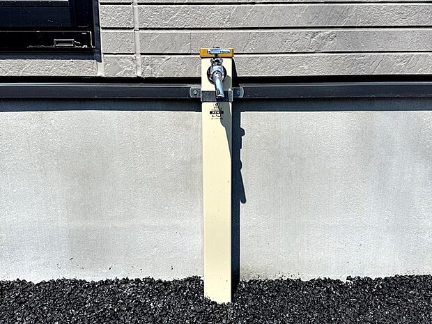 玄関横には立水栓が設置されています！お庭の水撒き、洗車、お掃除、お子様の水遊びなど便利です！ 