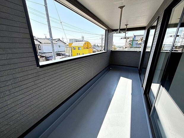 【バルコニー】 2部屋からアクセス可能なインナーバルコニー。急な雨の日の洗濯物も安心です！天気の良い日は、ご家族の洗濯物・お布団をまとめて干せます 