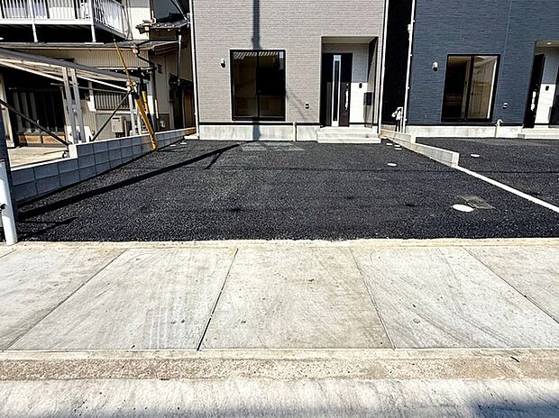 駐車場は2台分を確保、並列で駐車できます。 