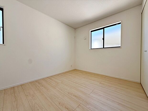 【洋室5.2帖】 2面採光で、晴れの日の日中はいつも明るい室内に。窓を開放すれば気持ちの良い風が入ります。