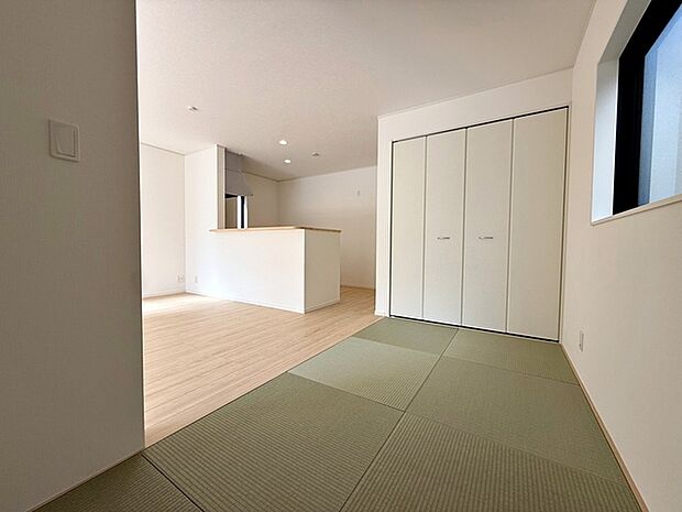 【タタミコーナー4帖】 お部屋が一体になる便利なタタミコーナー！ちょっと横になったり、ごろ寝したりできるスペースです！  