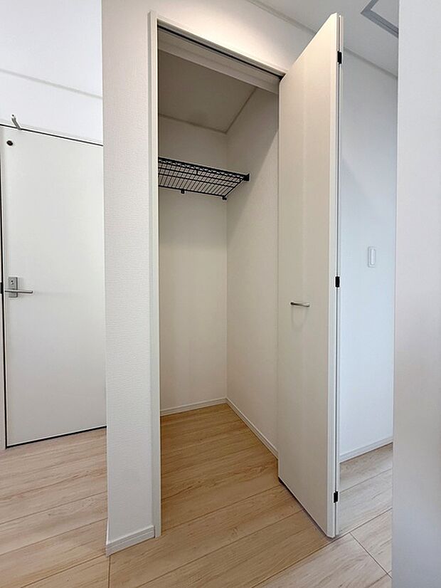 2階廊下にはご家族の共有収納スペースを設けました。使用頻度が少ないもの、季節的なものの収納に便利！ 