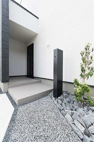 白×黒ツートンカラーの外壁が印象的な外観です