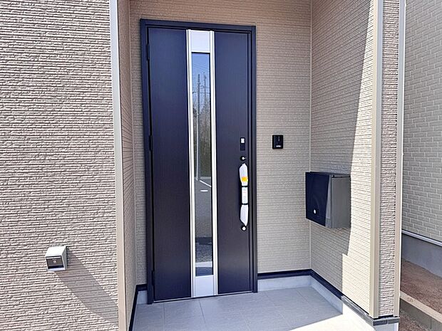 【玄関】 雨の日の出入りも濡れにくい玄関ポーチ