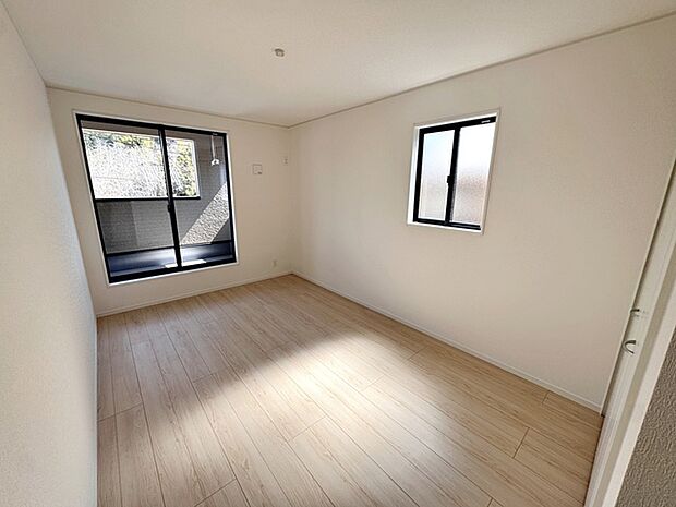 【洋室7.2帖】 大きなベッドを置いてもゆったり過ごせるプライベート空間です。