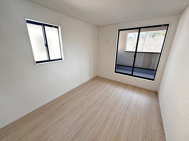 【洋室6帖】 バルコニーに続く大きな窓があり、洗濯物やお布団などをそのまま部屋に取り込むことができます。