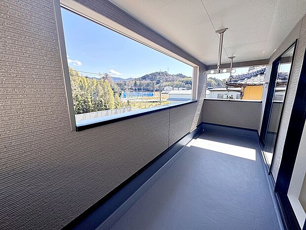 【バルコニー】 2部屋からアクセス可能なインナーバルコニー。急な雨の日の洗濯物も安心です!天気の良い日は、ご家族の洗濯物・お布団をまとめて干せます