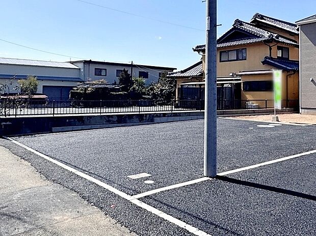 並列2台駐車可能なゆとりあるカースペース。目の前が駐車場だと雨の日も大量にお買い物をした時も便利
