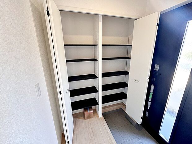 【シューズクローク】 玄関の大型シューズクローゼット。収納する物に合わせて変えられる可変棚 