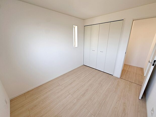 【洋室5.2帖】 お子様の一人部屋に最適な居室です。クローゼット付きで自然とお片付けできる環境に！ 