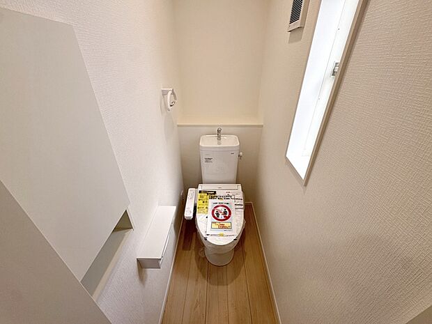 【トイレ】 1、2階共にシャワー機能付！小窓が付いている為換気もスッキリして頂けます。 