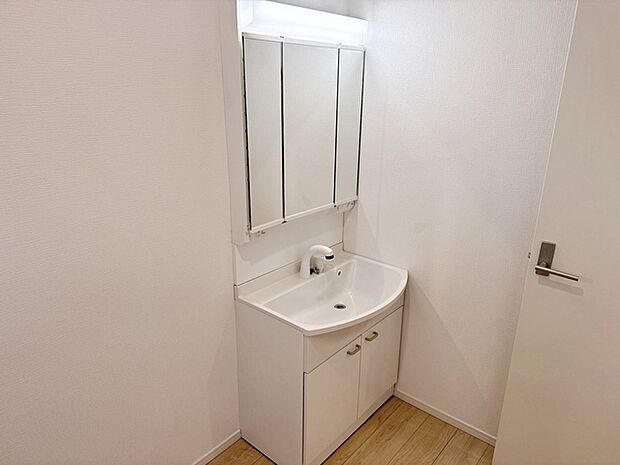 【洗面台】 洗髪・洗面・化粧などができる機能と収納スペースを一体化した洗面台です。