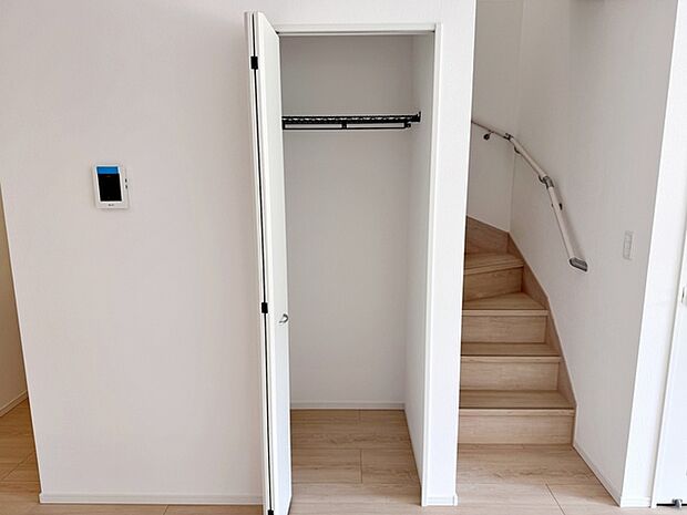 リビングにも収納を設け、いつでも自然に片付く間取りに。掃除道具やおもちゃ、コートや鞄がかけられるパイプハンガー付きで、おでかけもスムーズに。 