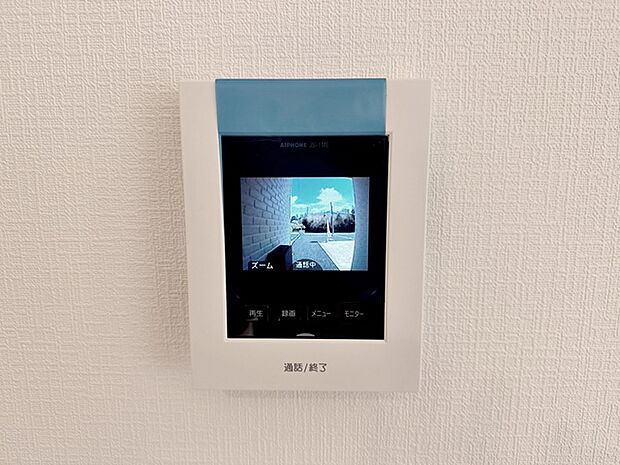 映像と音声で玄関先の様子をチェックできるモニター機能で安心