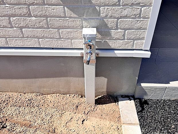 玄関横には立水栓が設置されています!お庭の水撒き、洗車、お掃除、お子様の水遊びなど便利です!