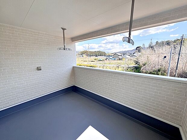 【バルコニー】 屋根のあるインナータイプのバルコニーだから、急な雨でも洗濯物が濡れにくくて安心