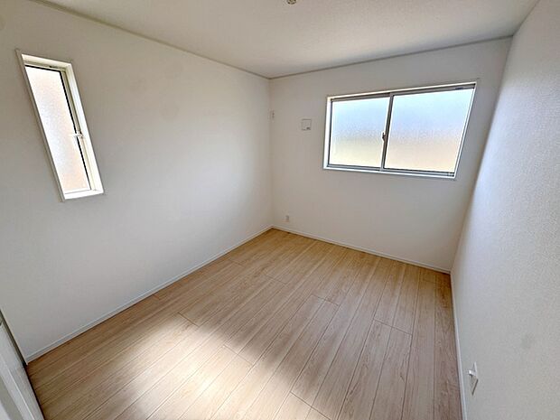 【洋室5.7帖】 2面採光で、晴れの日の日中はいつも明るい室内に。窓を開放すれば気持ちの良い風が入ります。 