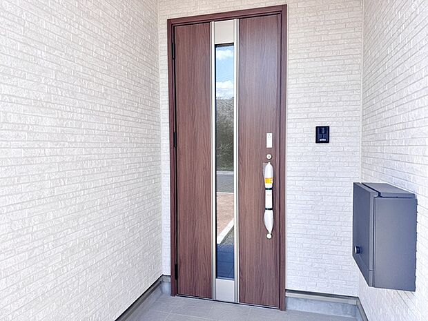 【玄関】 お洒落な玄関ポーチがご家族のお帰りを明るくお迎えしてくれます。