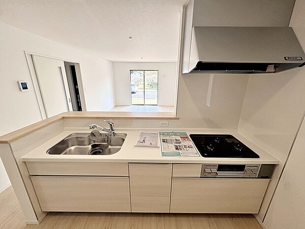 【キッチン】 人気の対面キッチンは料理をしながらご家族やお客様との会話が楽しめます！ 