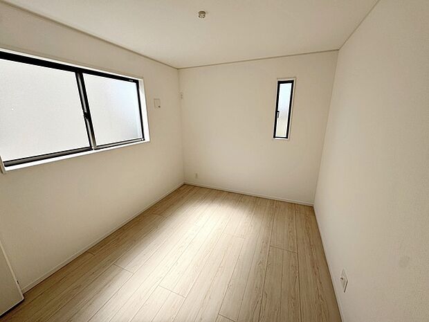 【洋室5.7帖】 お子様にとっての初めての「自分の部屋」。学習机やベッドの配置もラクラクです。