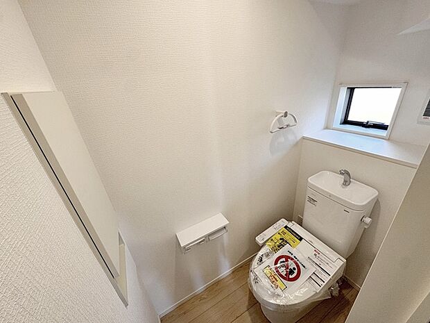 【1階トイレ】 各フロア1カ所ずつシャワー機能付トイレを設置しており、忙しい朝の混雑も解消!