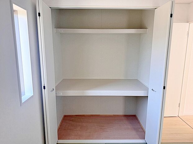 【押入】 来客用の布団などもスッキリ収納することができますね！ 