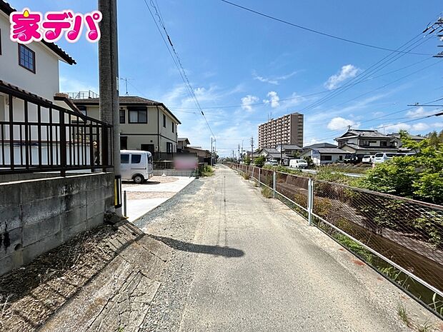 前面道路：北西側約3.7ｍ幅 前面道路も広く車通りも少ないので、運転が苦手な方でも自分のペースで駐車ができます