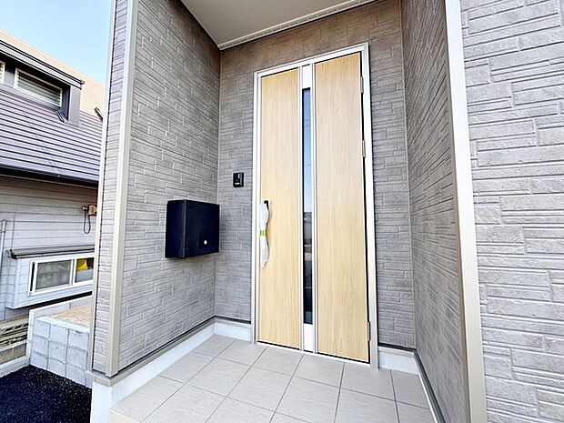 【玄関】 玄関が深い位置にあるので雨に濡れることなく身支度ができます 