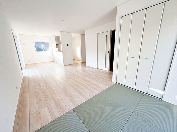 【リビング17.2帖】 ご家族みんながゆったりくつろげる広々リビングは明るい陽射しがさしこみます 