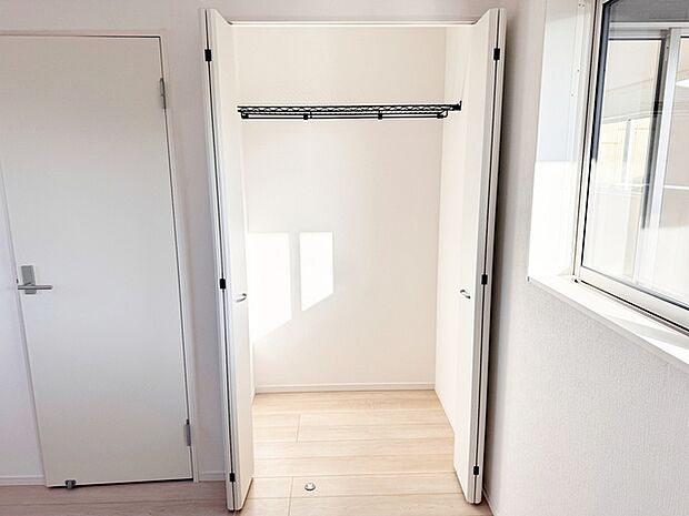 パイプハンガー付きのクローゼットは服を畳まず収納でき大切な衣類をシワや日焼けから守ります 
