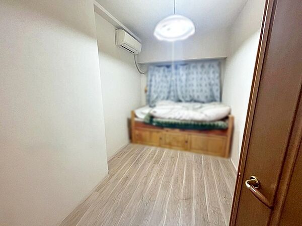 【洋室約5.2帖】 子ども部屋や書斎に最適な約5.2帖の居室。