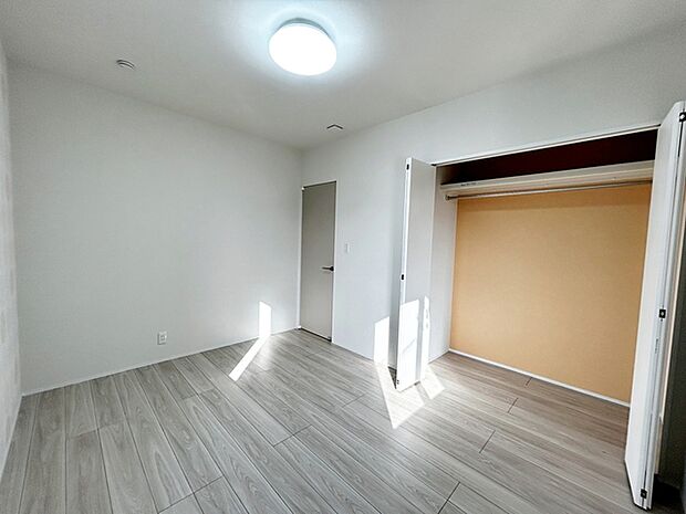 【洋室6帖】 お子様の一人部屋に最適な居室です。クローゼット付きで自然とお片付けできる環境に!