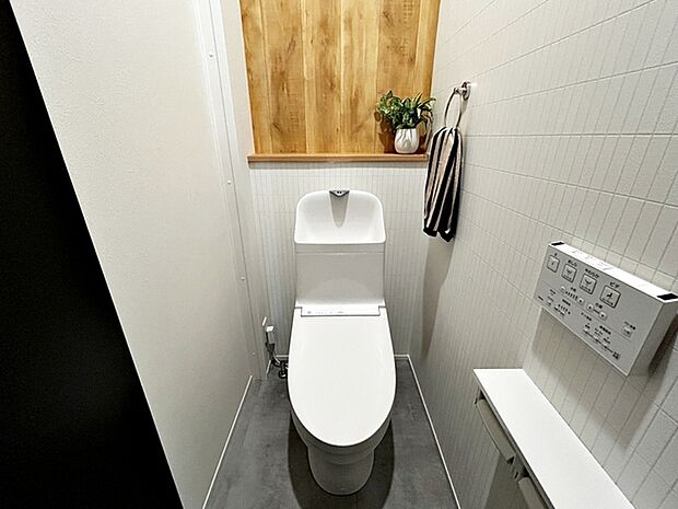【1階トイレ】 トイレは1階と2階の2か所に設置。どちらも洗浄機能付！ 