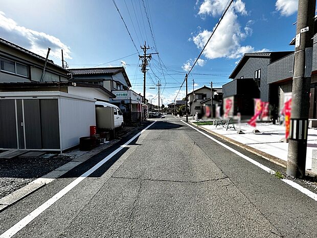 前面道路：南西側公道、北西側公道。角地の為日当たり良好です。